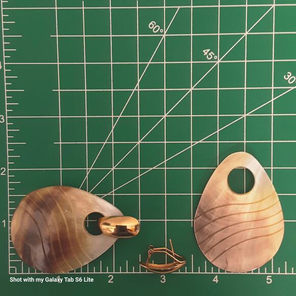 Two Earrings In One Small Gold Tone Huggies Holding Large MOP Shells - Picture 12 of 12